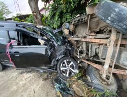 Kecelakaan Mengerikan Truk Sawit vs Toyota Rush di Poros Samarinda-Bontang, 6 Orang Terluka